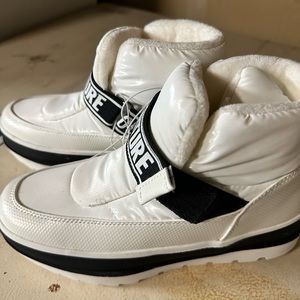 Juicy Couture snow boots